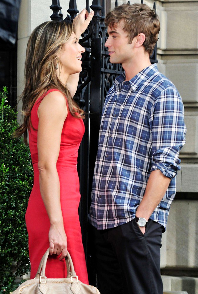 Elizabeth Hurley;Chace Crawford;<br>Shooting for Gossip Girl
