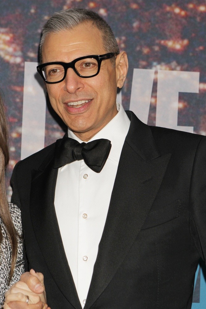 jeff goldblum holding dinosaur