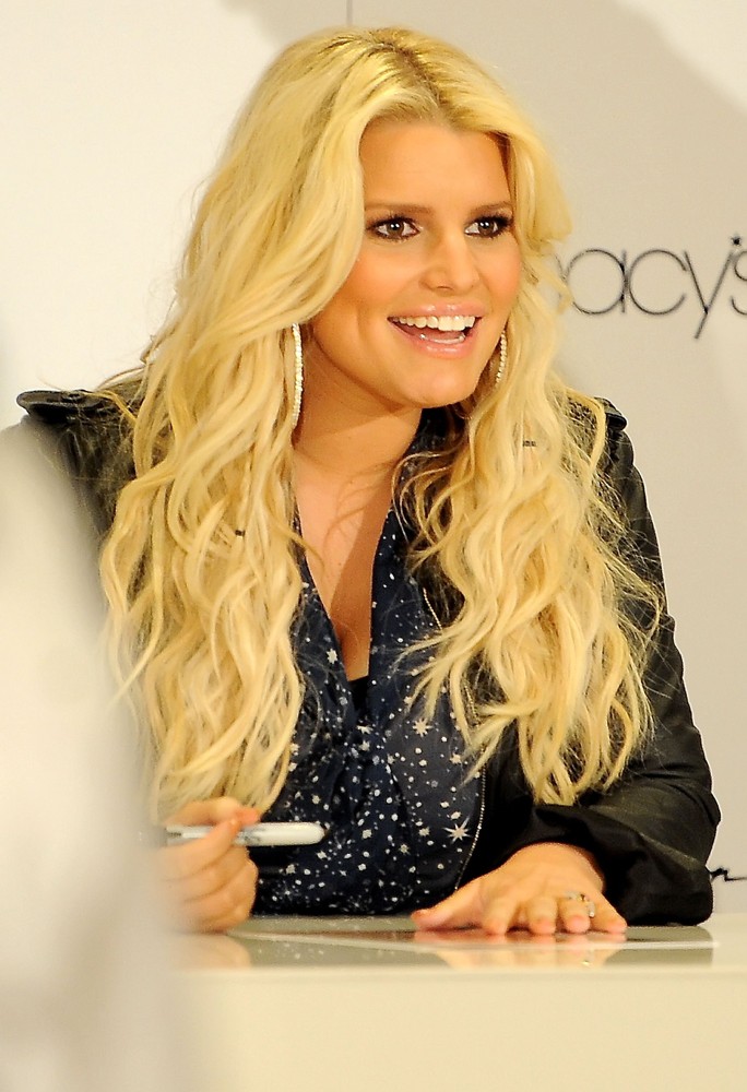 Jessica Simpson Shows 60 Pounds Weight Loss Post-Pregnancy
