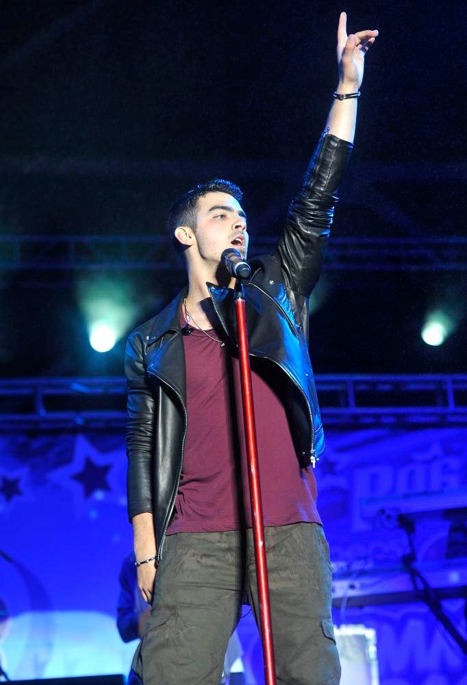 Joe Jonas;Jonas Brothers;<br>B96 Pepsi SummerBash 2011