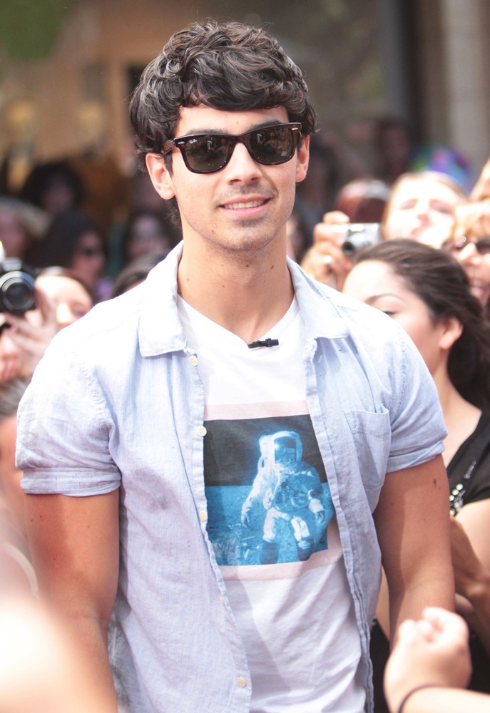 Joe Jonas;Jonas Brothers;<br>On Entertainment News Show Extra