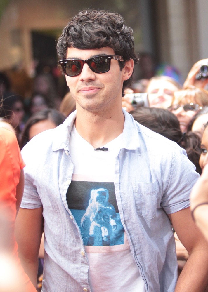Joe Jonas;Jonas Brothers;<br>On Entertainment News Show Extra