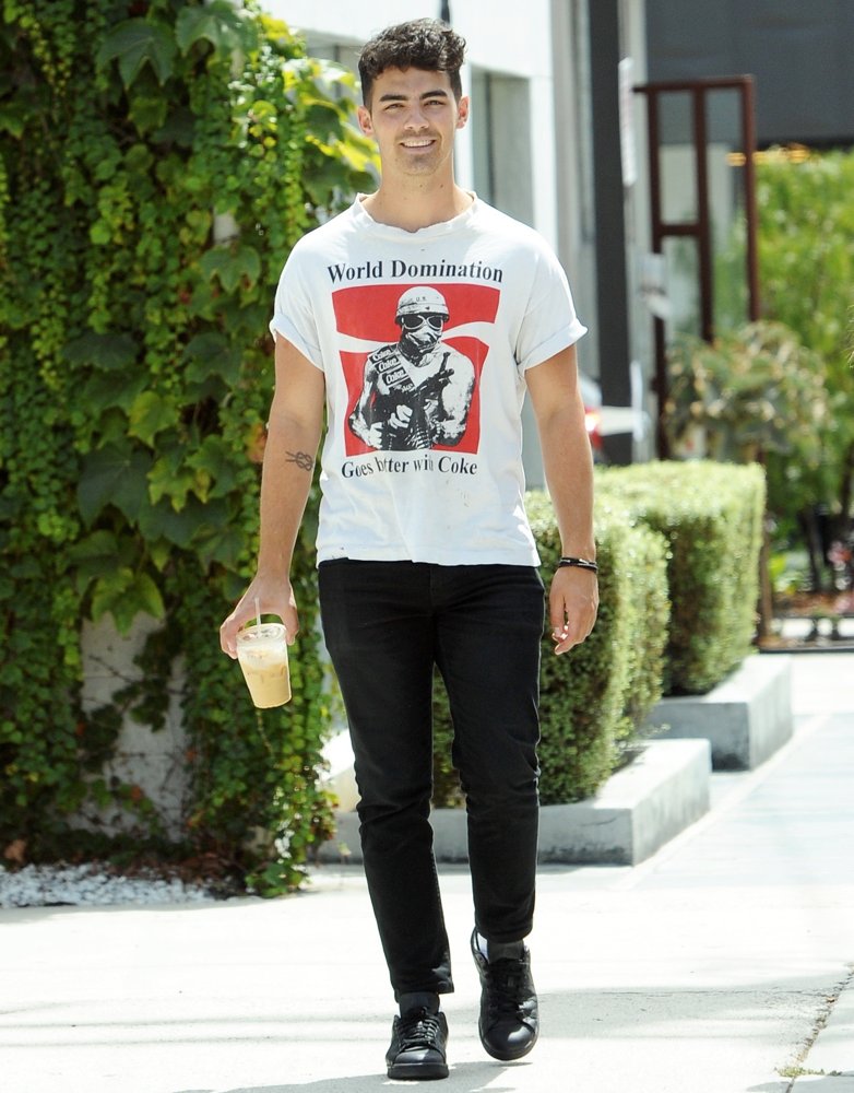 Joe Jonas Out for Lunch