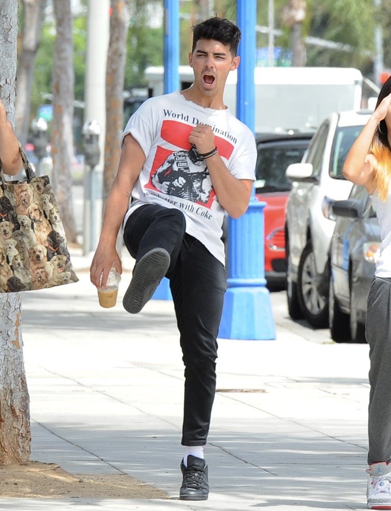 Joe Jonas Out for Lunch