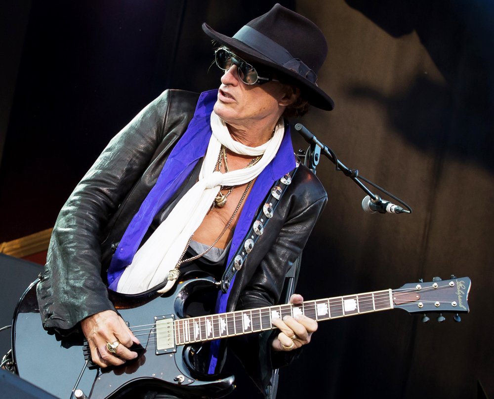 Hollywood Vampires Performing Live
