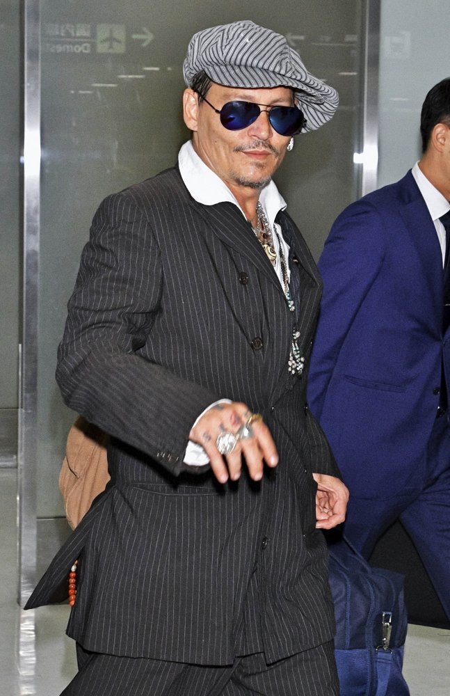 Johnny Depp<br>Johnny Depp at Narita International Airport in Tokyo