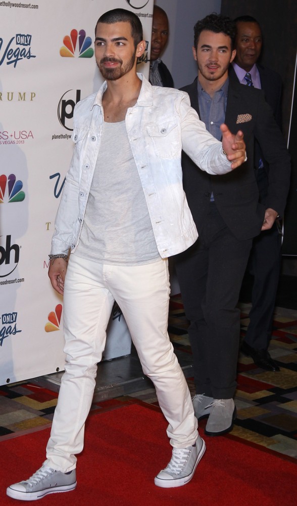 jonas-brothers-2013-miss-usa-pageant-02.