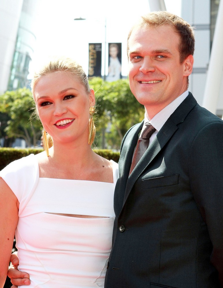 Julia Stiles;<br>2011 Primetime Creative Arts Emmy Awards - Arrivals
