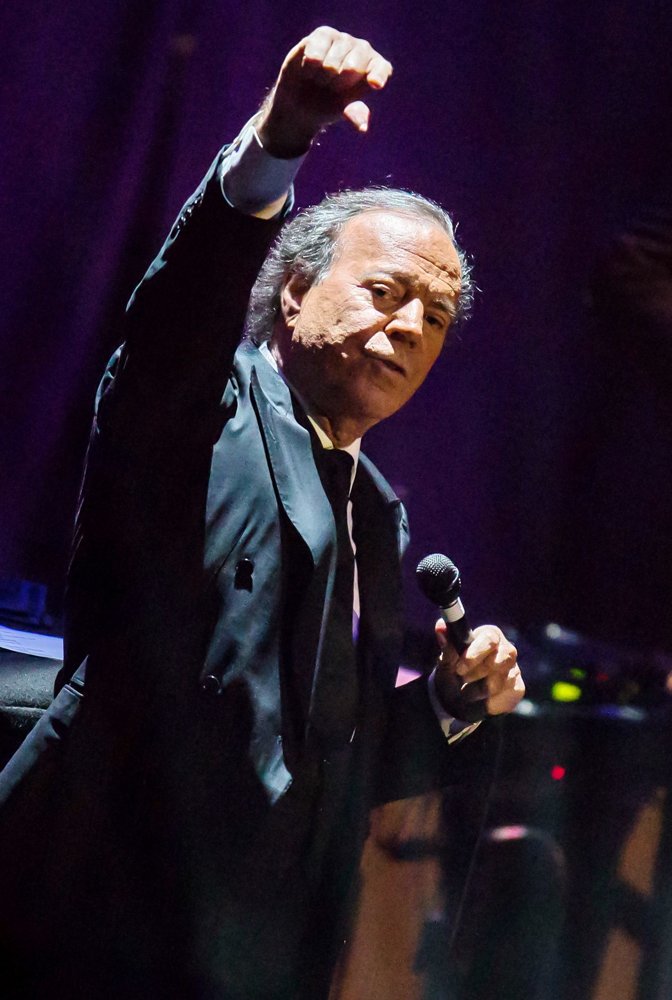 Julio Iglesias;<br>Julio Iglesias Performing Live in Concert