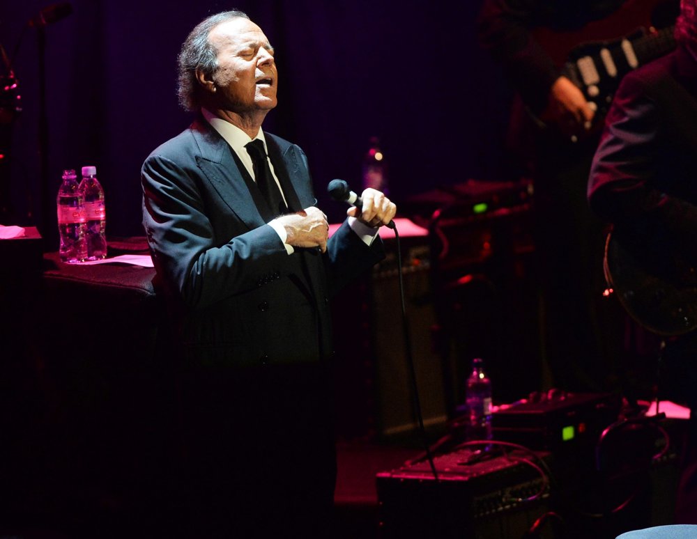 Julio Iglesias;<br>Julio Iglesias Performing Live in Concert