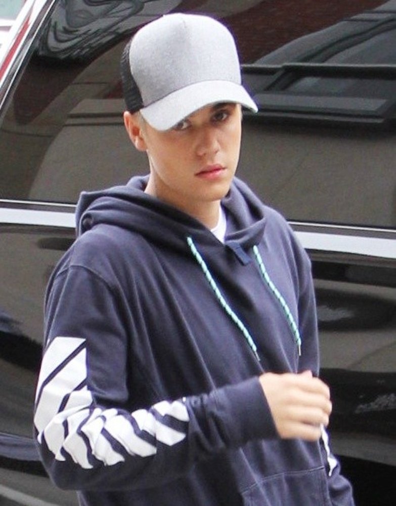 Justin Bieber Arrives at A Medical Building