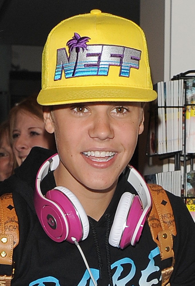 Justin Bieber;<br>Justin Bieber Causes Mass Hysteria in Heathrow Airport
