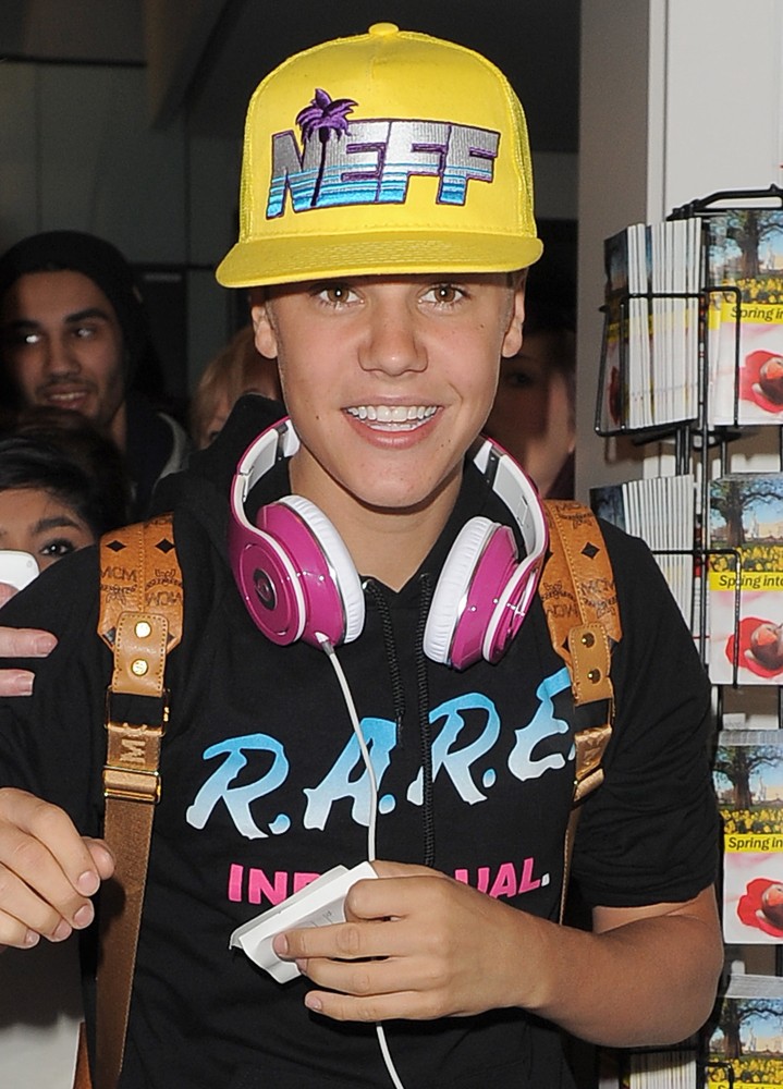 Justin Bieber;<br>Justin Bieber Causes Mass Hysteria in Heathrow Airport