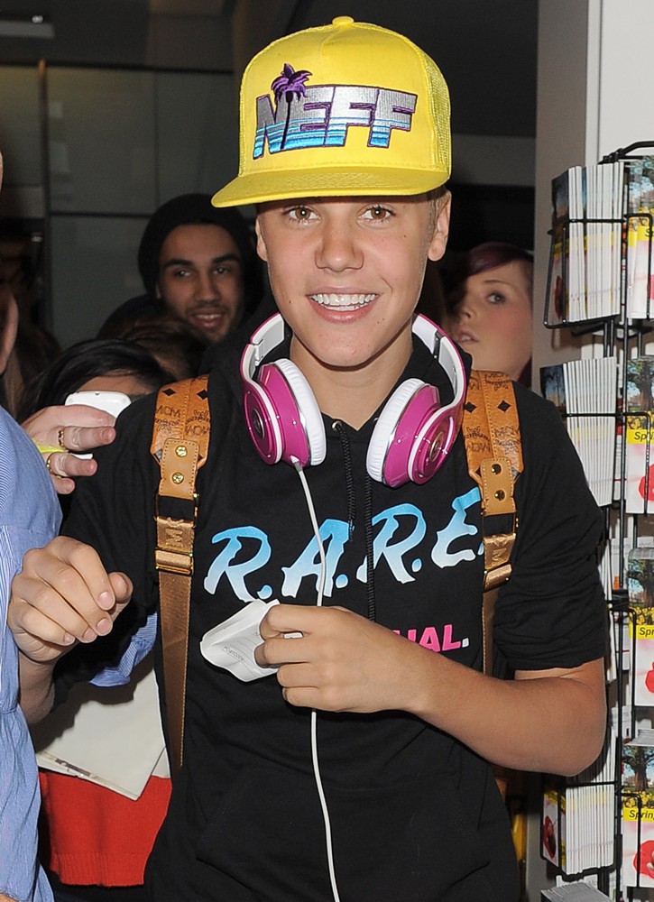 Justin Bieber;<br>Justin Bieber Causes Mass Hysteria in Heathrow Airport