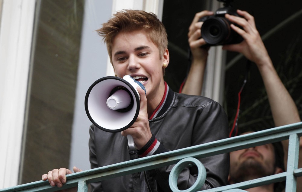 Justin Bieber;<br>Justin Bieber Performs for His Fans from The Balcony of Universal Music Headquarters