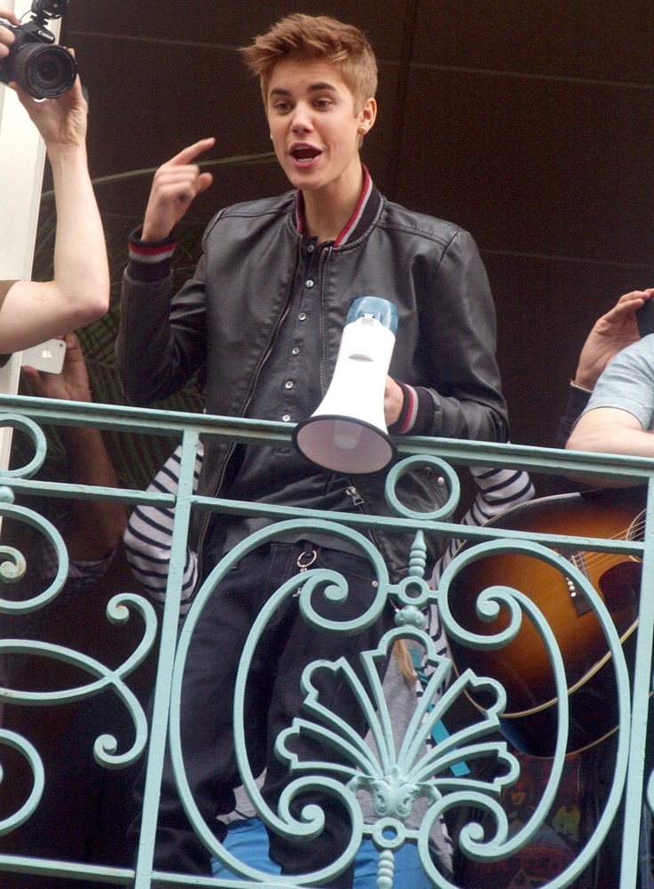 Justin Bieber;<br>Justin Bieber Performs for His Fans from The Balcony of Universal Music Headquarters