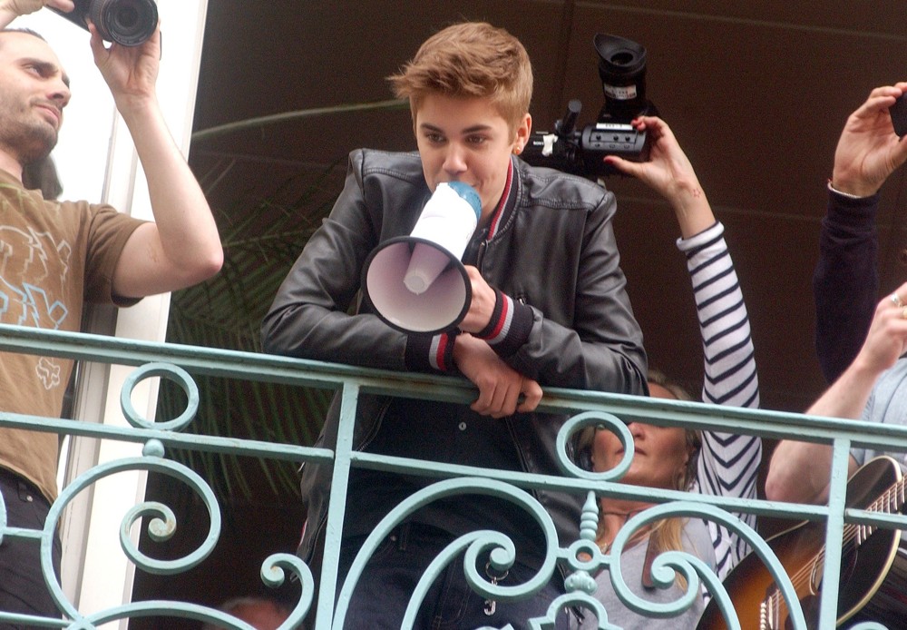 Justin Bieber;<br>Justin Bieber Performs for His Fans from The Balcony of Universal Music Headquarters