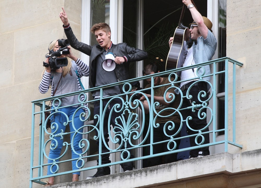 Justin Bieber;<br>Justin Bieber Performs for His Fans from The Balcony of Universal Music Headquarters
