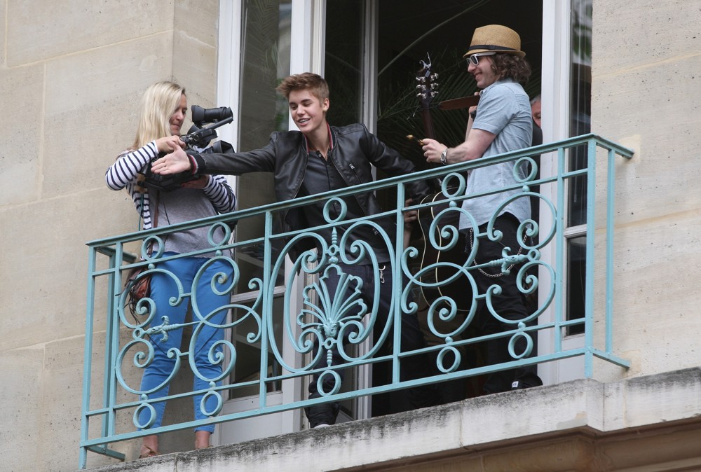 Justin Bieber;<br>Justin Bieber Performs for His Fans from The Balcony of Universal Music Headquarters