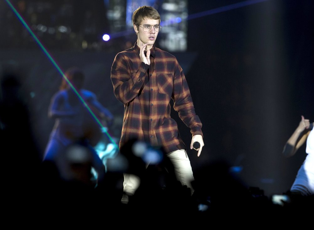 Justin Bieber Picture 1815 Justin Bieber Performs Live as Part of His