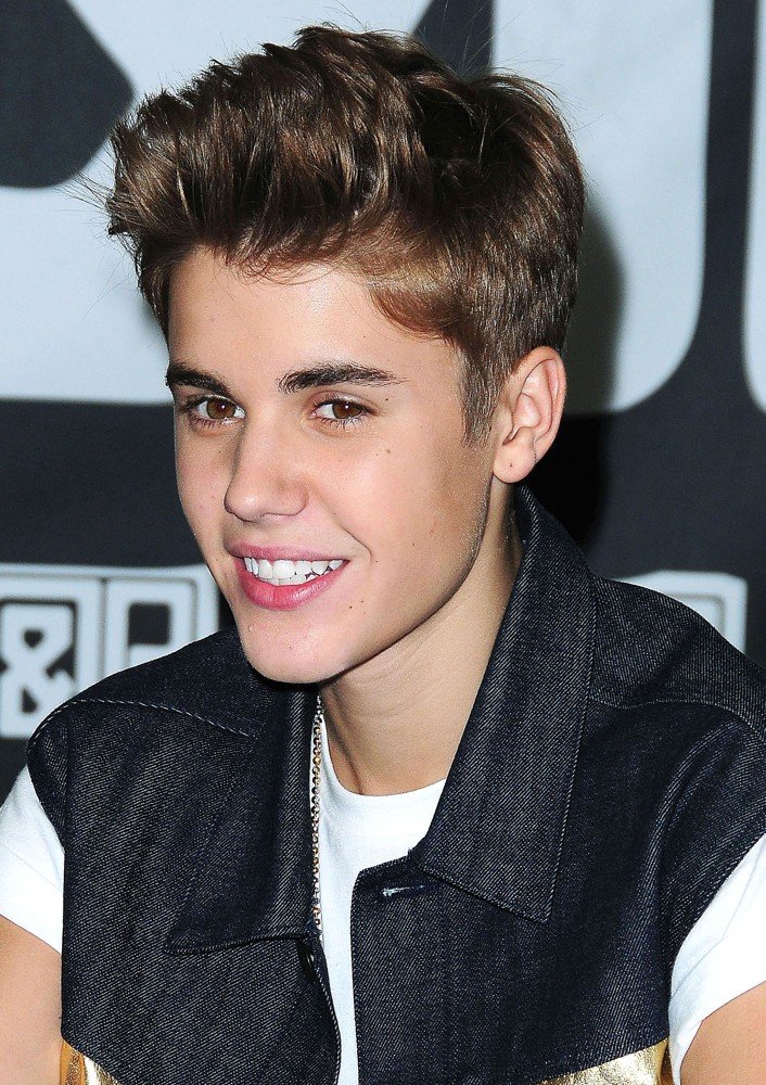 Justin Bieber;<br>Justin Bieber Signing Autographs