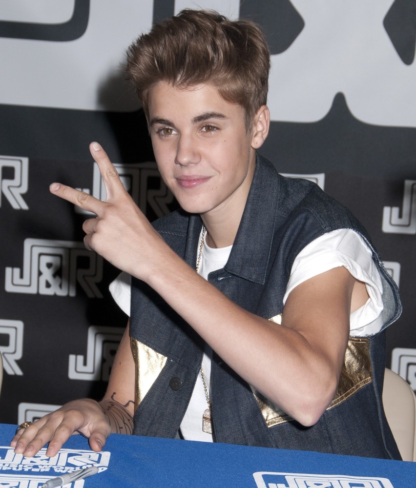 Justin Bieber Picture 1058 - Justin Bieber Signing Autographs