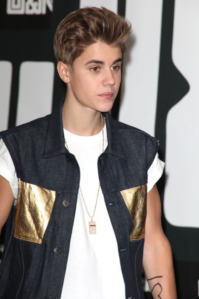 Justin Bieber;<br>Justin Bieber Signing Autographs