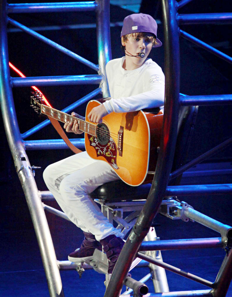 Justin Bieber Picture 142 Justin Bieber Performs on Stage During His