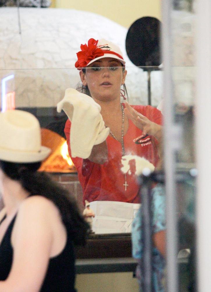 JWoww;<br>Jersey Shore Cast Members Work At a Pizza Restaurant