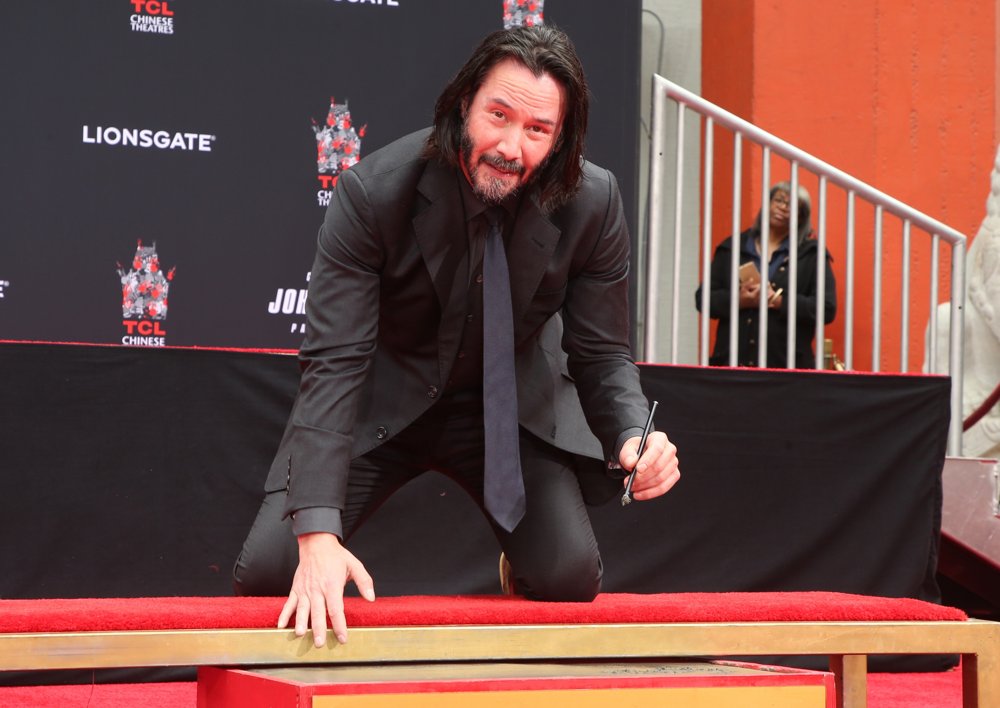 Keanu Reeves Clapping Keanu Reeves Picture 1 - Keanu Reeves Places His Hand Prints in Cement ...