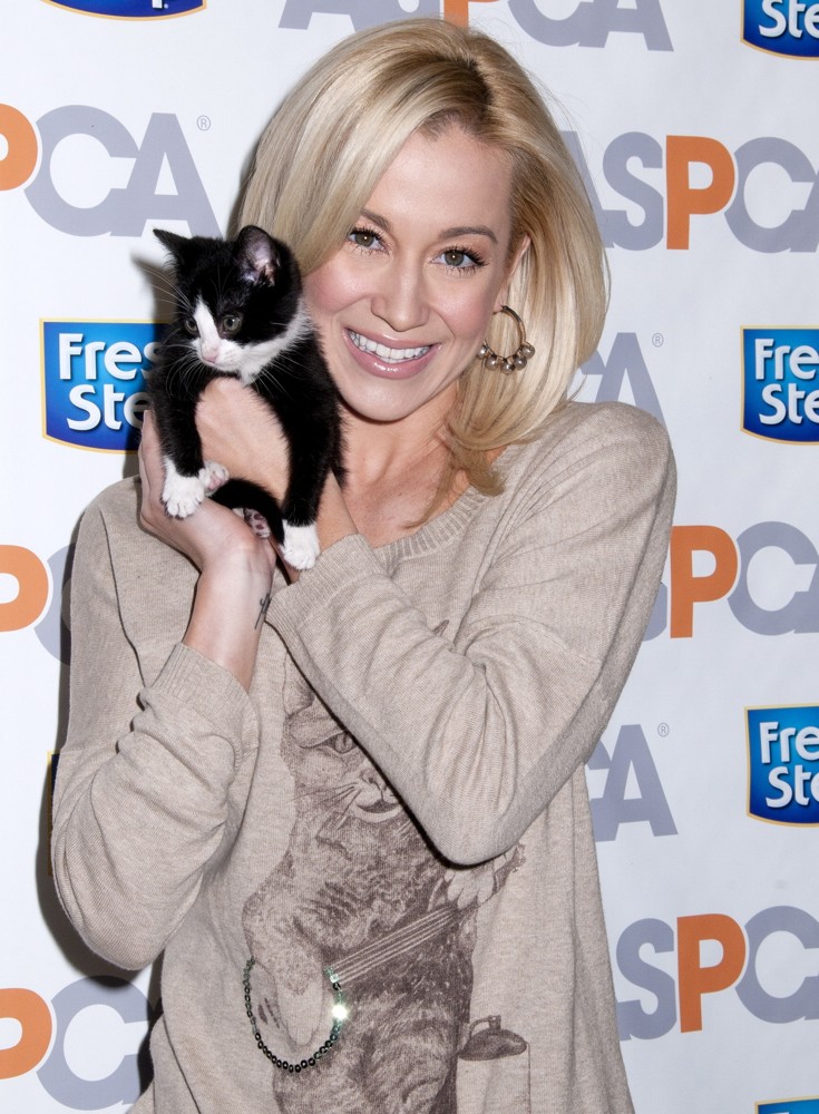 Kellie Pickler;<br>The Fresh Step Limited-Edition Cat Sweater Benefiting The ASPCA