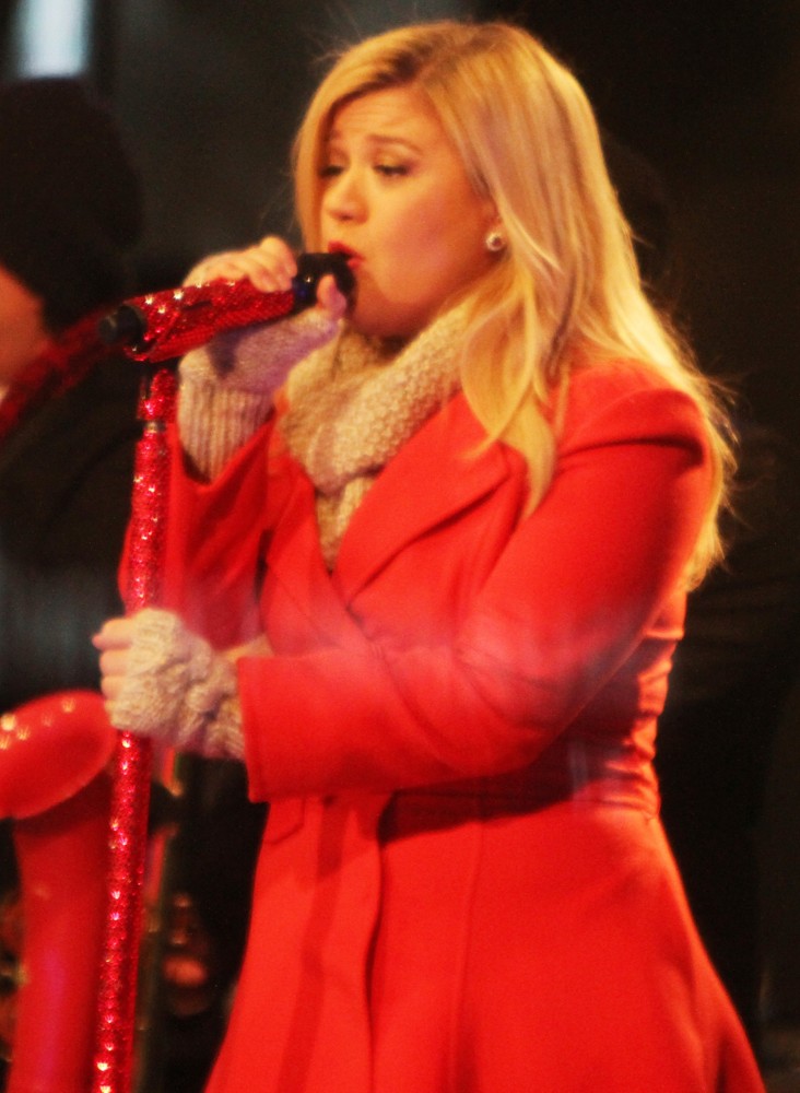 Kelly Clarkson;<br>Kelly Clarkson Performing Live at 2013 Rockefeller Center Christmas Tree Lighting