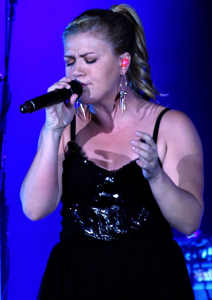 Kelly Clarkson;<br>Kelly Clarkson and The Fray Performing