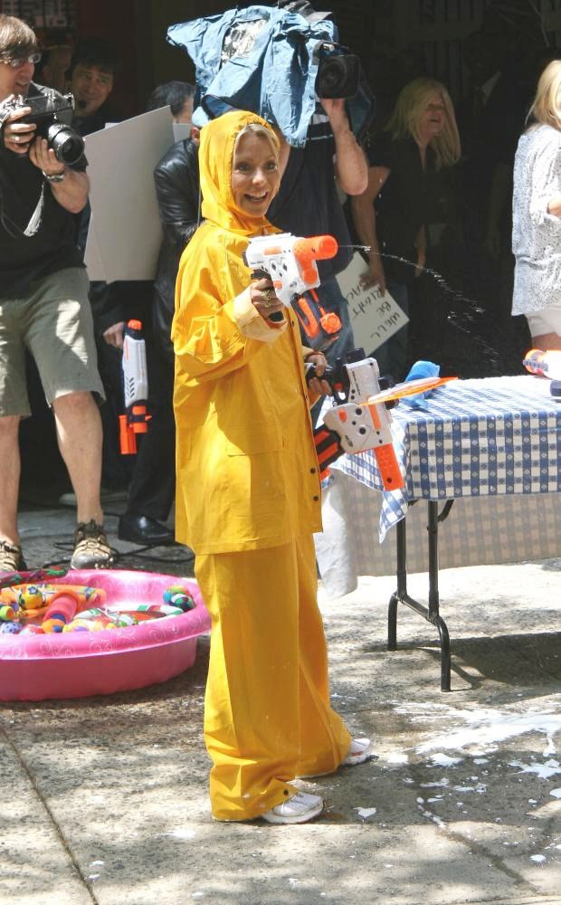 Kelly Ripa Picture 13 - Taping Water Toys Segment Outside ABC Studios
