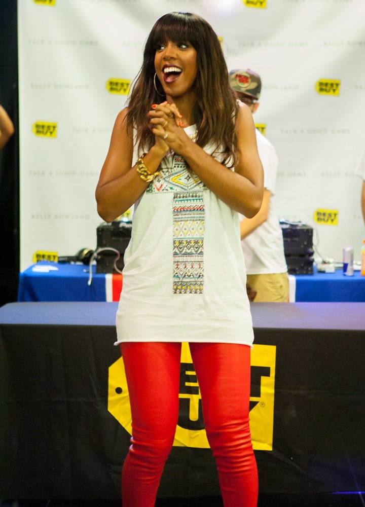 Kelly Rowland;<br>Kelly Rowland Sign Copies of Her Album Talk A Good Game