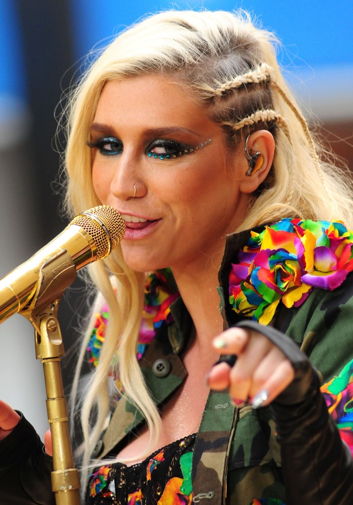 Ke$ha Picture 1 - Ke$ha Performing Live on NBC's Toyota Thanksgiving
