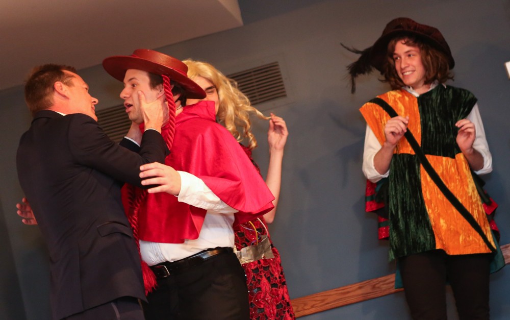 Kiefer Sutherland;<br>Kiefer Sutherland Accepts Award Harvard University's Hasty Pudding Theatricals 2013 Man of The Year