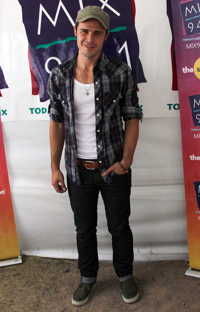 Kris Allen;<br>Mix 94.1's Pet-A-Palooza