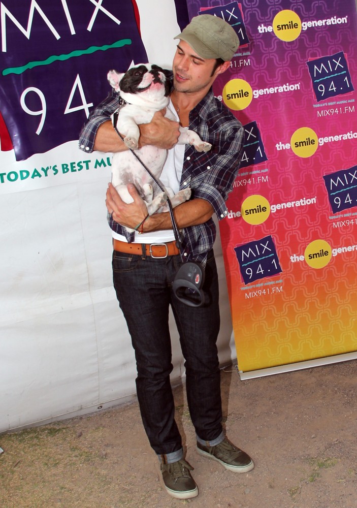 Kris Allen;<br>Mix 94.1's Pet-A-Palooza