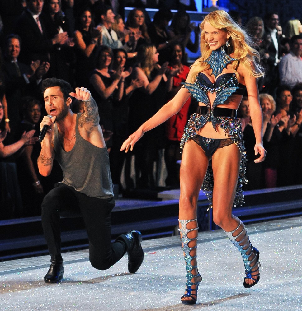Adam Levine;Anne Vyalitsyna;<br>2011 Victoria's Secret Fashion Show - Performance