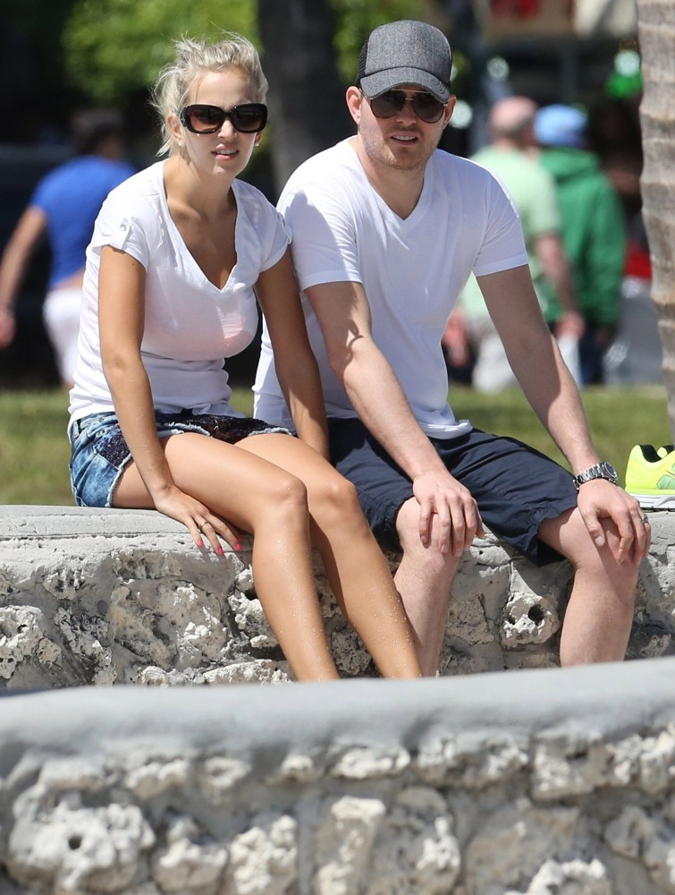 Luisana Lopilato;Michael Buble;<br>Michael Buble and Luisana Lopilato Take A Rest on A Wall After Walking on Miami Beach
