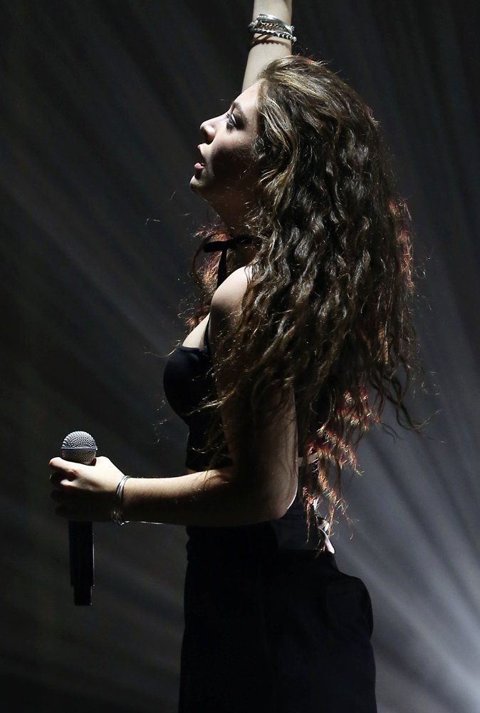 Lorde;<br>Lorde Performing