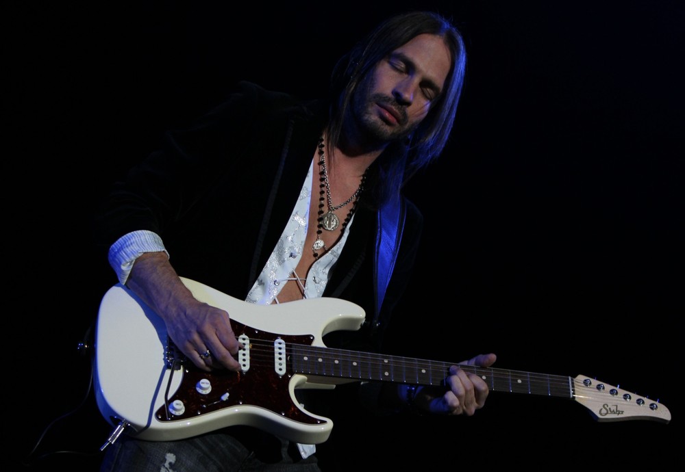 Mana;<br>Mana Performing Live During Their Drama y Luz Tour