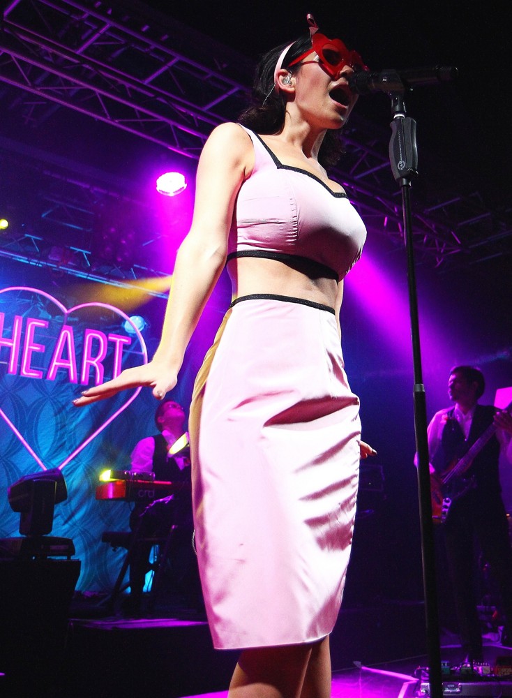 Marina and the Diamonds;<br>Marina and the Diamonds Performs Live