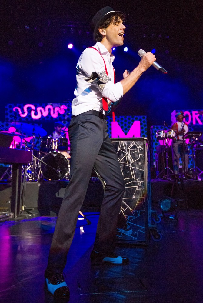 Mika;<br>Mika Performing Live