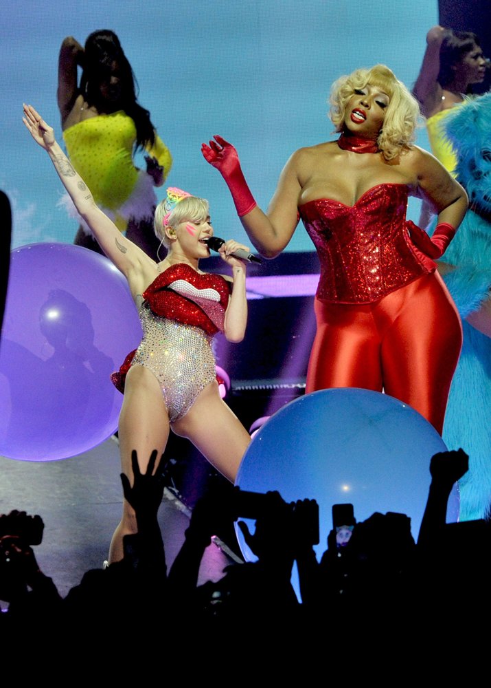 Miley Cyrus;<br>Miley Cyrus Performing Live on Stage on The Bangerz Tour Concert