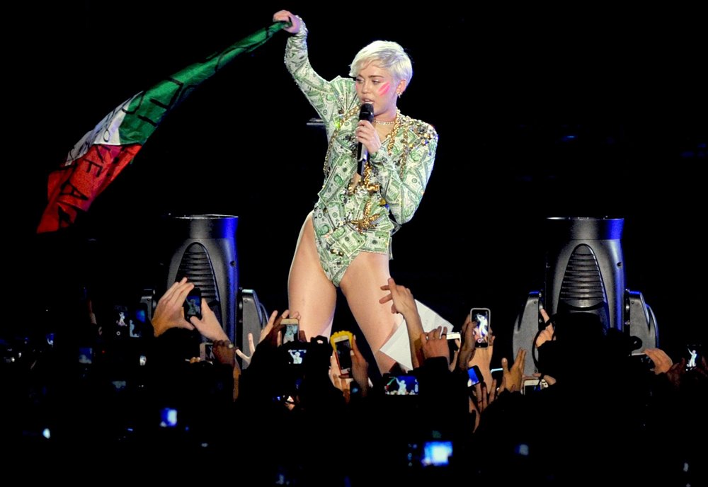 Miley Cyrus;<br>Miley Cyrus Performing Live on Stage on The Bangerz Tour Concert