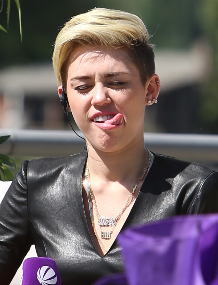 miley-cyrus-on-german-sat-1-tv-show-fruehstuecksfernsehen-11.jpg