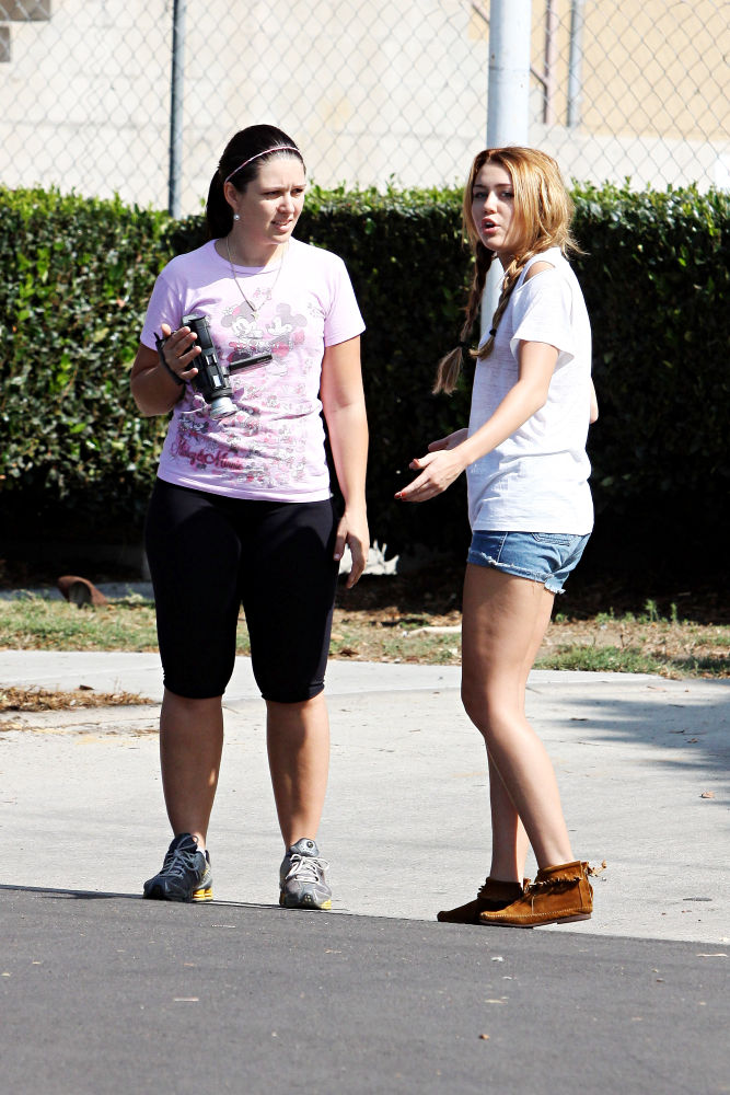 Miley Cyrus Pictured Confronting Paparazzo
