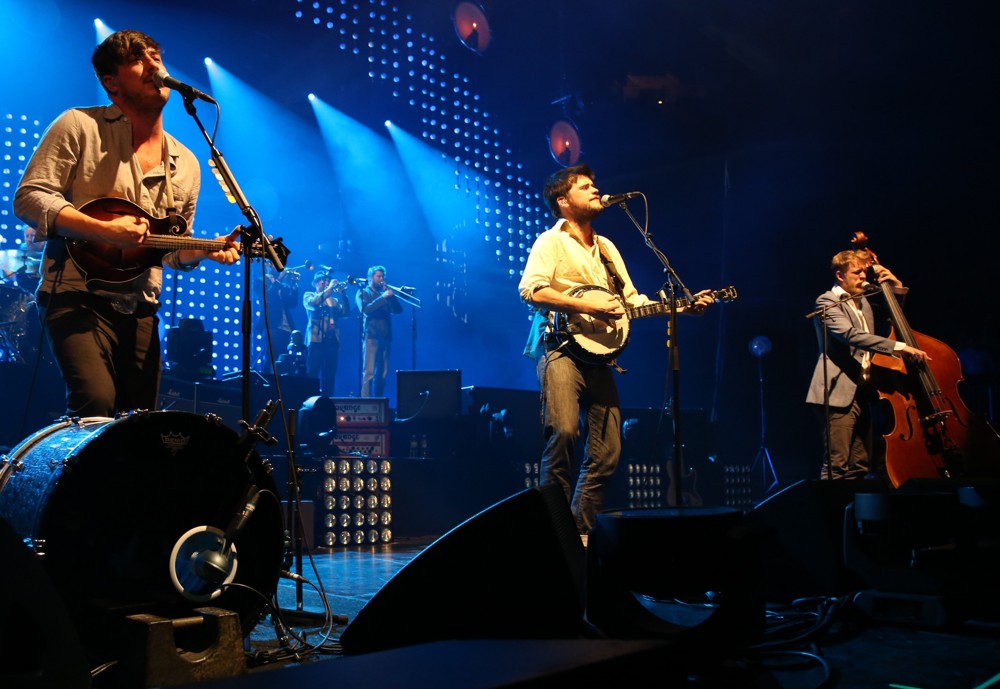 Mumford Picture 1 Mumford and Sons Performing Live in Concert